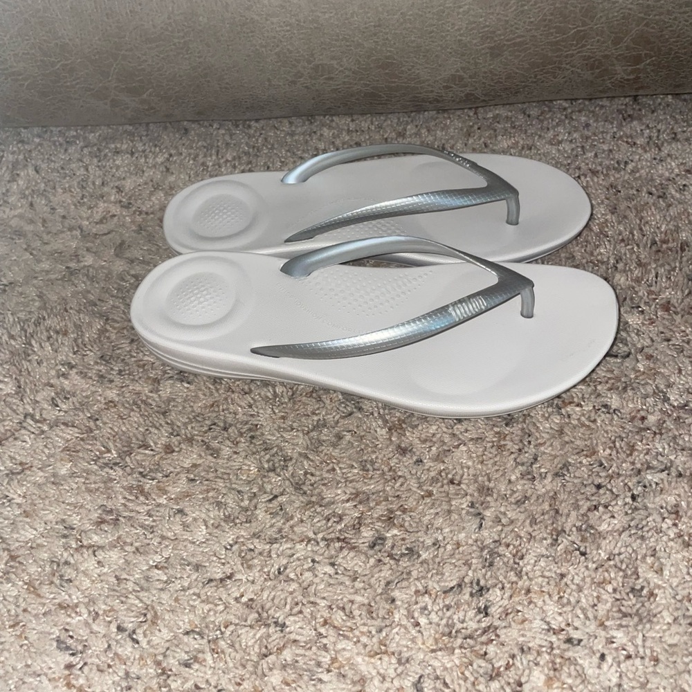 NIB Women's US Size 6 FitFlop Iqushion Ergonomic Flip-Flops - Silver